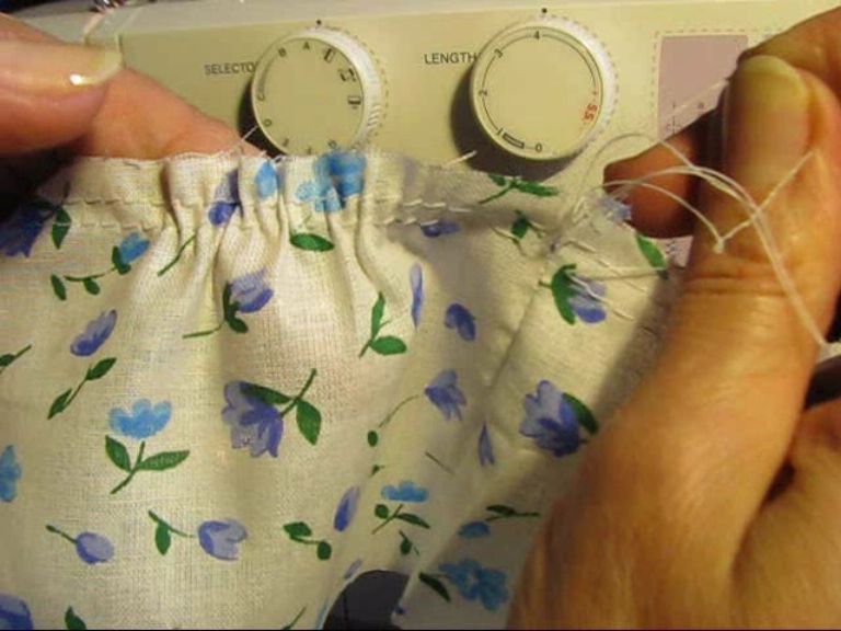 Сборка сшивание швейного изделия 2 класс технология. Сборка ткани. Присборить ткань вручную. Мелкая сборка на ткани. Сборка ткани на платье.